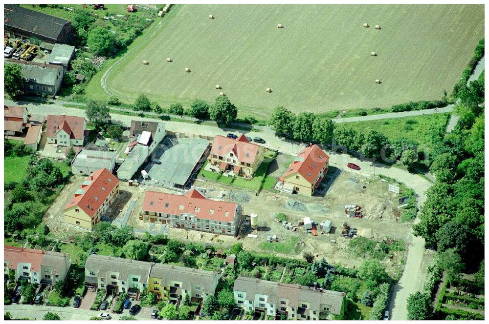 Aerial photograph Berlin-Kaulsdorf - 20.06.2004 Berlin-Kaulsdorf, Wohnsiedlung-Neubau der PREMIER-Deutschland GmbH, an der Dorfstraße Am Alten Dorfanger in Berlin-Kaulsdorf,