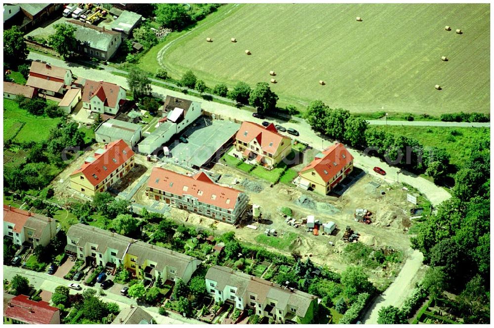 Berlin-Kaulsdorf from above - 20.06.2004 Berlin-Kaulsdorf, Wohnsiedlung-Neubau der PREMIER-Deutschland GmbH, an der Dorfstraße Am Alten Dorfanger in Berlin-Kaulsdorf,