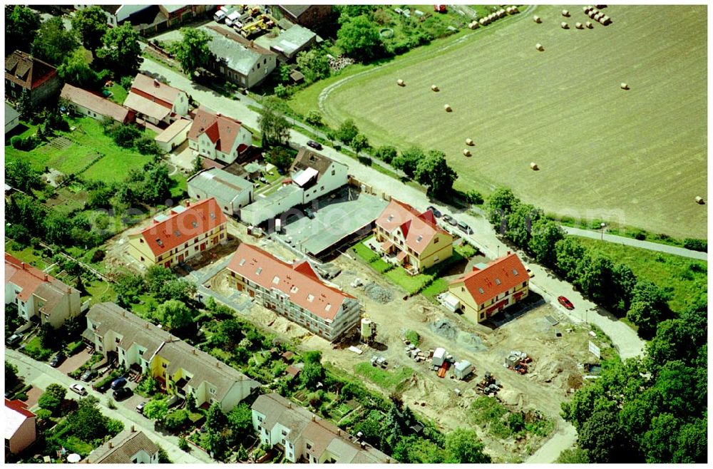 Berlin-Kaulsdorf from the bird's eye view: 20.06.2004 Berlin-Kaulsdorf, Wohnsiedlung-Neubau der PREMIER-Deutschland GmbH, an der Dorfstraße Am Alten Dorfanger in Berlin-Kaulsdorf,