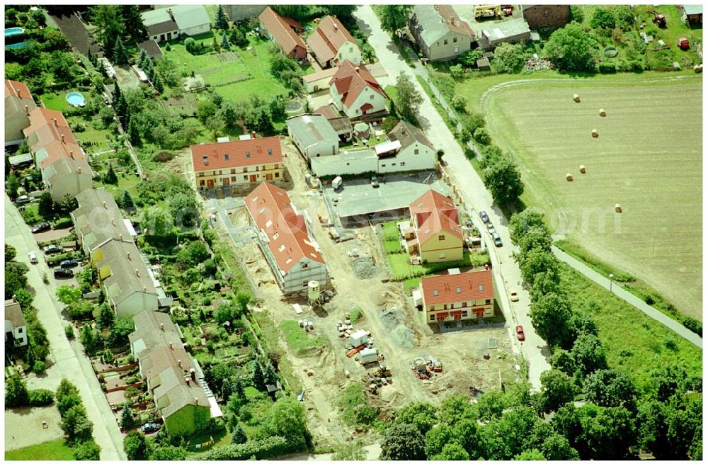 Aerial image Berlin-Kaulsdorf - 20.06.2004 Berlin-Kaulsdorf, Wohnsiedlung-Neubau der PREMIER-Deutschland GmbH, an der Dorfstraße Am Alten Dorfanger in Berlin-Kaulsdorf,