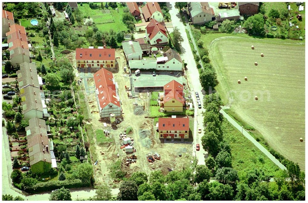 Aerial photograph Berlin-Kaulsdorf - 20.06.2004 Berlin-Kaulsdorf, Wohnsiedlung-Neubau der PREMIER-Deutschland GmbH, an der Dorfstraße Am Alten Dorfanger in Berlin-Kaulsdorf,