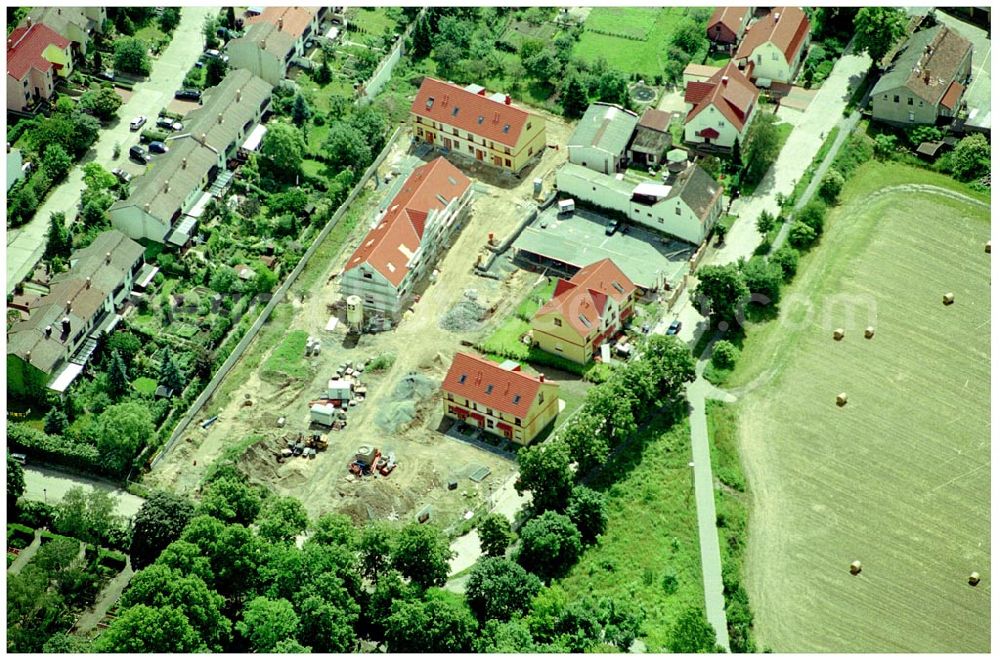 Berlin-Kaulsdorf from above - 20.06.2004 Berlin-Kaulsdorf, Wohnsiedlung-Neubau der PREMIER-Deutschland GmbH, an der Dorfstraße Am Alten Dorfanger in Berlin-Kaulsdorf,