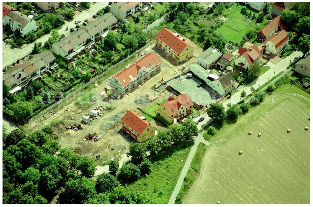 Berlin-Kaulsdorf from the bird's eye view: 20.06.2004 Berlin-Kaulsdorf, Wohnsiedlung-Neubau der PREMIER-Deutschland GmbH, an der Dorfstraße Am Alten Dorfanger in Berlin-Kaulsdorf,