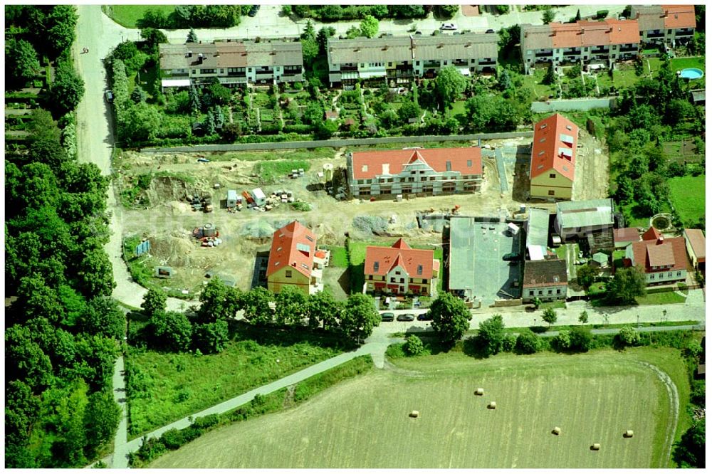 Aerial image Berlin-Kaulsdorf - 20.06.2004 Berlin-Kaulsdorf, Wohnsiedlung-Neubau der PREMIER-Deutschland GmbH, an der Dorfstraße Am Alten Dorfanger in Berlin-Kaulsdorf,