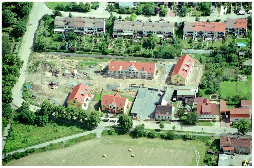 Aerial photograph Berlin-Kaulsdorf - 20.06.2004 Berlin-Kaulsdorf, Wohnsiedlung-Neubau der PREMIER-Deutschland GmbH, an der Dorfstraße Am Alten Dorfanger in Berlin-Kaulsdorf,