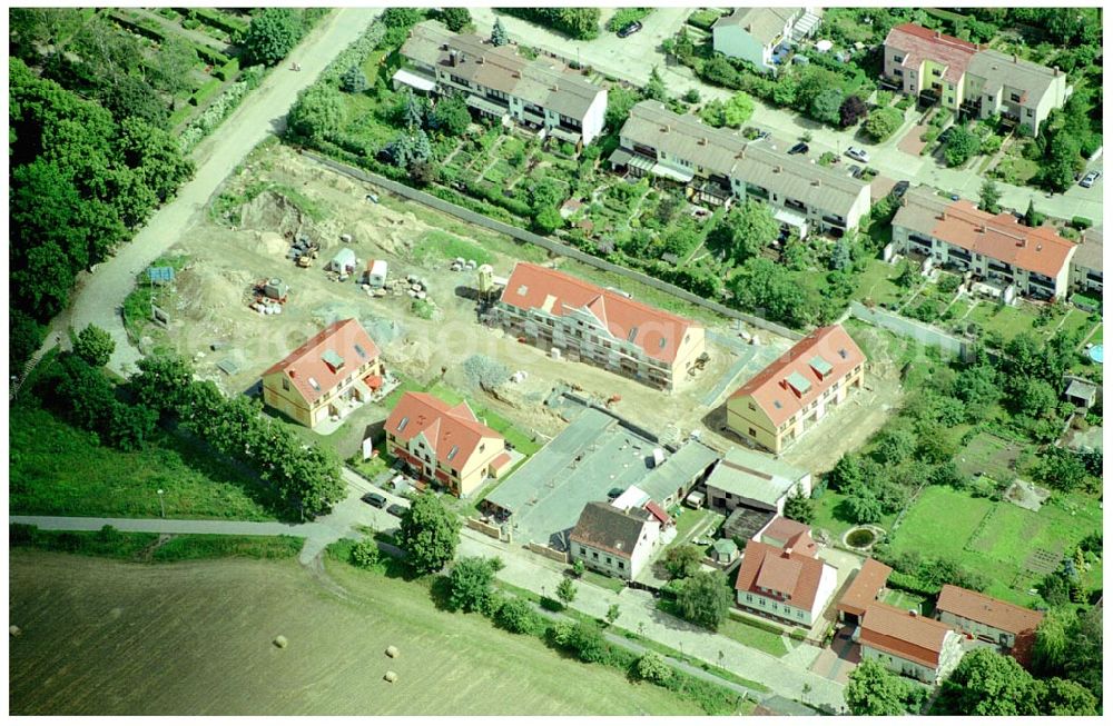 Berlin-Kaulsdorf from above - 20.06.2004 Berlin-Kaulsdorf, Wohnsiedlung-Neubau der PREMIER-Deutschland GmbH, an der Dorfstraße Am Alten Dorfanger in Berlin-Kaulsdorf,