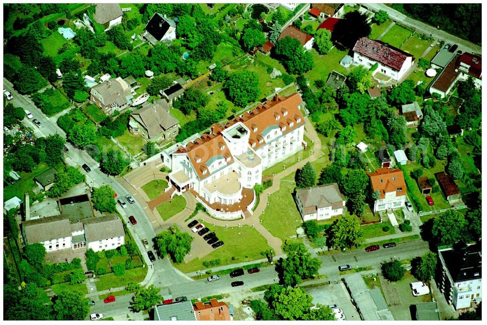 Aerial image Berlin - Kaulsdorf - PARK-HOTEL BERLIN Schloss Kaulsdorf Weinschneider & Theilig GbRmbH PARK-HOTEL BERLIN Schloss Kaulsdorf Geschäftsführung: Brigitta Weinschneider und Berit Theilig Handelsregister Abt. A: 26211 Amtsgericht Charlottenburg, Steuernummer: 33/583/61847 Brodauer Str. 33-35, 12621 Berlin - Kaulsdorf Telefon: +49 (0)30 56595-0 Telefax: +49 (0)30 56595-222 eMail: info@park-hotel-berlin.de