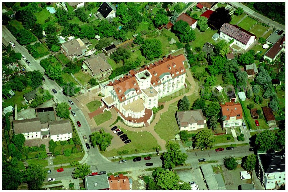 Aerial photograph Berlin - Kaulsdorf - PARK-HOTEL BERLIN Schloss Kaulsdorf Weinschneider & Theilig GbRmbH PARK-HOTEL BERLIN Schloss Kaulsdorf Geschäftsführung: Brigitta Weinschneider und Berit Theilig Handelsregister Abt. A: 26211 Amtsgericht Charlottenburg, Steuernummer: 33/583/61847 Brodauer Str. 33-35, 12621 Berlin - Kaulsdorf Telefon: +49 (0)30 56595-0 Telefax: +49 (0)30 56595-222 eMail: info@park-hotel-berlin.de