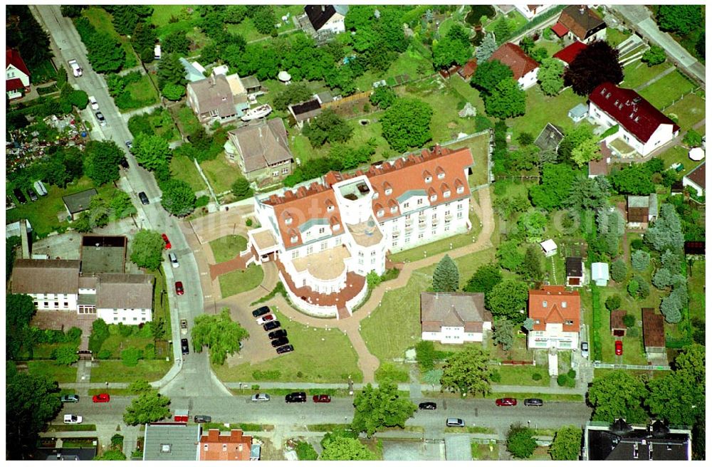 Berlin - Kaulsdorf from above - PARK-HOTEL BERLIN Schloss Kaulsdorf Weinschneider & Theilig GbRmbH PARK-HOTEL BERLIN Schloss Kaulsdorf Geschäftsführung: Brigitta Weinschneider und Berit Theilig Handelsregister Abt. A: 26211 Amtsgericht Charlottenburg, Steuernummer: 33/583/61847 Brodauer Str. 33-35, 12621 Berlin - Kaulsdorf Telefon: +49 (0)30 56595-0 Telefax: +49 (0)30 56595-222 eMail: info@park-hotel-berlin.de