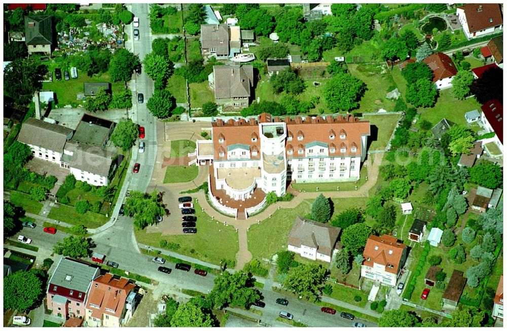 Berlin - Kaulsdorf from the bird's eye view: PARK-HOTEL BERLIN Schloss Kaulsdorf Weinschneider & Theilig GbRmbH PARK-HOTEL BERLIN Schloss Kaulsdorf Geschäftsführung: Brigitta Weinschneider und Berit Theilig Handelsregister Abt. A: 26211 Amtsgericht Charlottenburg, Steuernummer: 33/583/61847 Brodauer Str. 33-35, 12621 Berlin - Kaulsdorf Telefon: +49 (0)30 56595-0 Telefax: +49 (0)30 56595-222 eMail: info@park-hotel-berlin.de