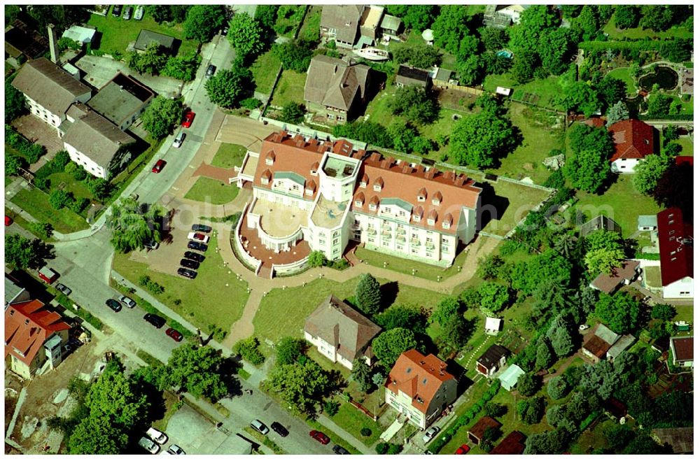 Aerial image Berlin - Kaulsdorf - PARK-HOTEL BERLIN Schloss Kaulsdorf Weinschneider & Theilig GbRmbH PARK-HOTEL BERLIN Schloss Kaulsdorf Geschäftsführung: Brigitta Weinschneider und Berit Theilig Handelsregister Abt. A: 26211 Amtsgericht Charlottenburg, Steuernummer: 33/583/61847 Brodauer Str. 33-35, 12621 Berlin - Kaulsdorf Telefon: +49 (0)30 56595-0 Telefax: +49 (0)30 56595-222 eMail: info@park-hotel-berlin.de