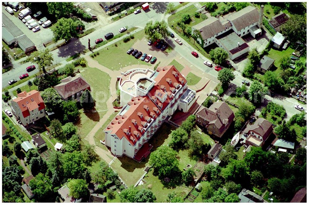 Aerial photograph Berlin - Kaulsdorf - PARK-HOTEL BERLIN Schloss Kaulsdorf Weinschneider & Theilig GbRmbH PARK-HOTEL BERLIN Schloss Kaulsdorf Geschäftsführung: Brigitta Weinschneider und Berit Theilig Handelsregister Abt. A: 26211 Amtsgericht Charlottenburg, Steuernummer: 33/583/61847 Brodauer Str. 33-35, 12621 Berlin - Kaulsdorf Telefon: +49 (0)30 56595-0 Telefax: +49 (0)30 56595-222 eMail: info@park-hotel-berlin.de