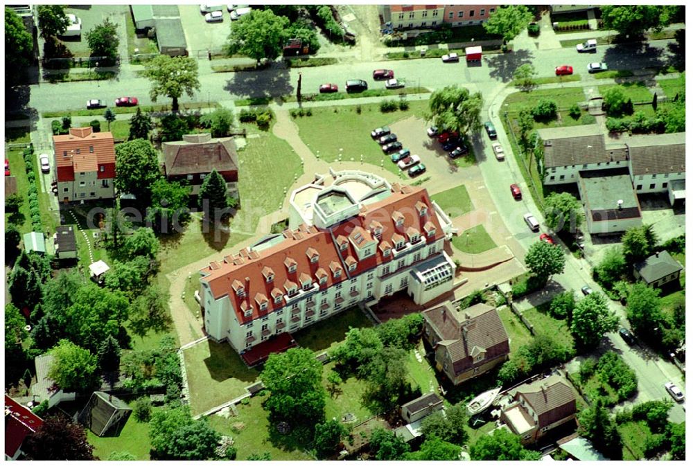 Berlin - Kaulsdorf from the bird's eye view: PARK-HOTEL BERLIN Schloss Kaulsdorf Weinschneider & Theilig GbRmbH PARK-HOTEL BERLIN Schloss Kaulsdorf Geschäftsführung: Brigitta Weinschneider und Berit Theilig Handelsregister Abt. A: 26211 Amtsgericht Charlottenburg, Steuernummer: 33/583/61847 Brodauer Str. 33-35, 12621 Berlin - Kaulsdorf Telefon: +49 (0)30 56595-0 Telefax: +49 (0)30 56595-222 eMail: info@park-hotel-berlin.de