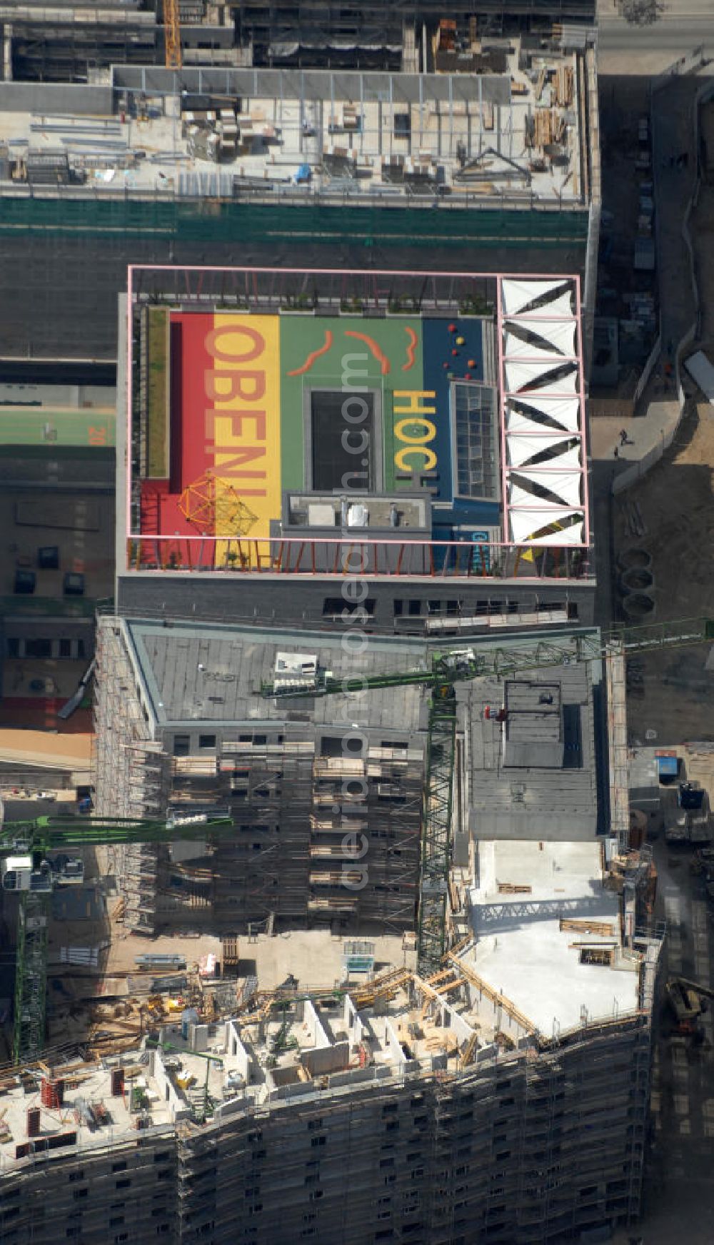 Aerial image Hamburg - Blick auf die Katharinenschule mit buntem Dach als Pausenhof und die Baustellen von Commercial Center und dem Wohnprojekt Hafenliebe im Quartier Sandtorpark / Grasbrook. View over Katharinenschule with its colourful roof and the construction areas of Commercial Center and residential house project Hafenliebe at quarter Sandtorpark / Grasbrook.