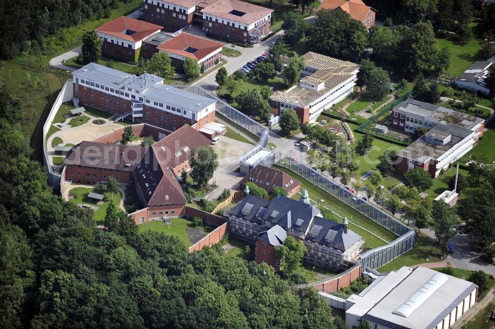 Aerial photograph Neustadt in Holstein - Blick auf den Sicherheitsbereich der AMEOS Klinik für Forensische Psychiatrie und Psychotherapie am Wiesenhof in 23730 Neustadt i. H. View of the security area AMEOS Department of Forensic Psychiatry and Psychotherapy at Wiesenhof in 23730 Neustadt.