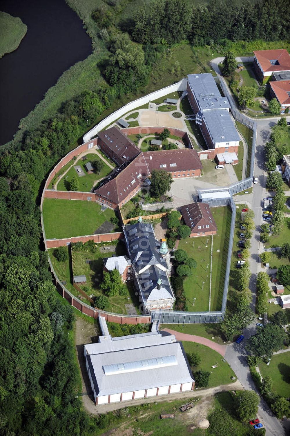 Neustadt in Holstein from above - Blick auf den Sicherheitsbereich der AMEOS Klinik für Forensische Psychiatrie und Psychotherapie am Wiesenhof in 23730 Neustadt i. H. View of the security area AMEOS Department of Forensic Psychiatry and Psychotherapy at Wiesenhof in 23730 Neustadt.