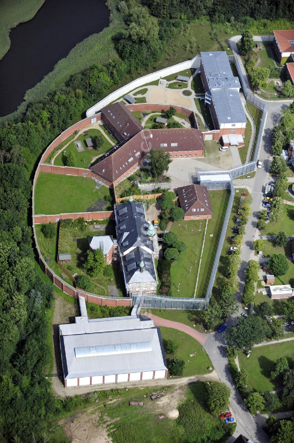 Neustadt in Holstein from the bird's eye view: Blick auf den Sicherheitsbereich der AMEOS Klinik für Forensische Psychiatrie und Psychotherapie am Wiesenhof in 23730 Neustadt i. H. View of the security area AMEOS Department of Forensic Psychiatry and Psychotherapy at Wiesenhof in 23730 Neustadt.