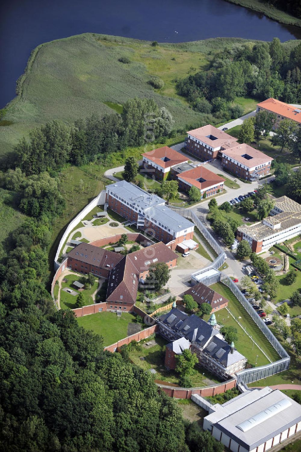 Aerial photograph Neustadt in Holstein - Blick auf den Sicherheitsbereich der AMEOS Klinik für Forensische Psychiatrie und Psychotherapie am Wiesenhof in 23730 Neustadt i. H. View of the security area AMEOS Department of Forensic Psychiatry and Psychotherapy at Wiesenhof in 23730 Neustadt.