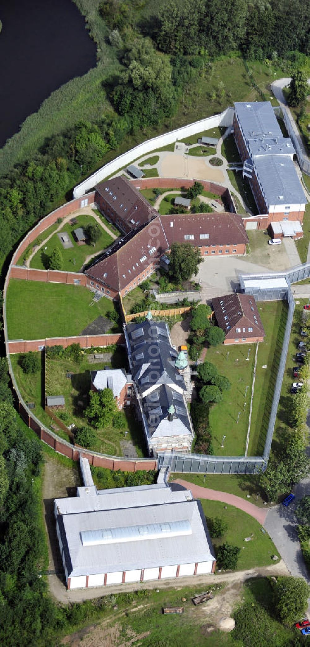 Neustadt in Holstein from the bird's eye view: Blick auf den Sicherheitsbereich der AMEOS Klinik für Forensische Psychiatrie und Psychotherapie am Wiesenhof in 23730 Neustadt i. H. View of the security area AMEOS Department of Forensic Psychiatry and Psychotherapy at Wiesenhof in 23730 Neustadt.