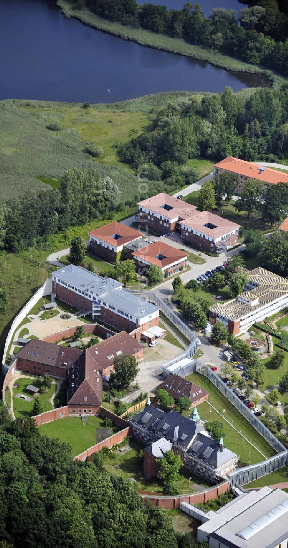 Aerial photograph Neustadt in Holstein - Blick auf den Sicherheitsbereich der AMEOS Klinik für Forensische Psychiatrie und Psychotherapie am Wiesenhof in 23730 Neustadt i. H. View of the security area AMEOS Department of Forensic Psychiatry and Psychotherapy at Wiesenhof in 23730 Neustadt.