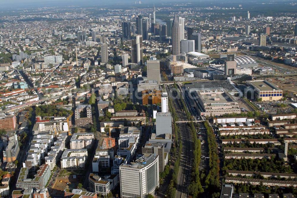 Frankfurt am Main from the bird's eye view: Blick auf das American Express Haus und die Wayss & Freytag AG Projektentwicklung in der Theodor-Heuss-Allee in 60486 Frankfurt am Main Richtung Bankenviertel und Messegelände.