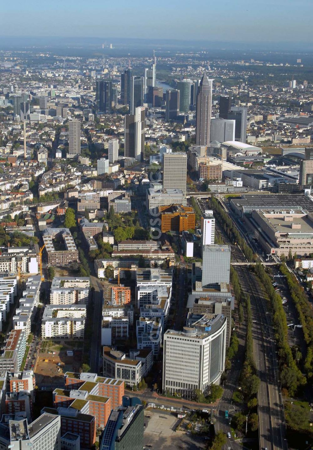 Aerial image Frankfurt am Main - Blick auf das American Express Haus und die Wayss & Freytag AG Projektentwicklung in der Theodor-Heuss-Allee in 60486 Frankfurt am Main Richtung Bankenviertel und Messegelände.