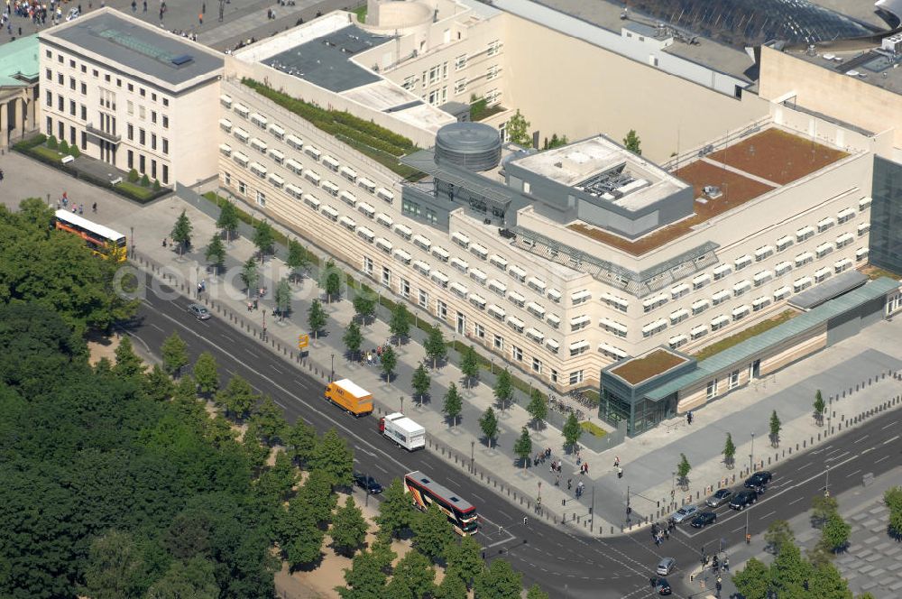 Aerial photograph Berlin - Blick auf die neue Botschaft der USA am Pariser Platz in unmittelbarer Nachbarschaft zum Brandenburger Tor