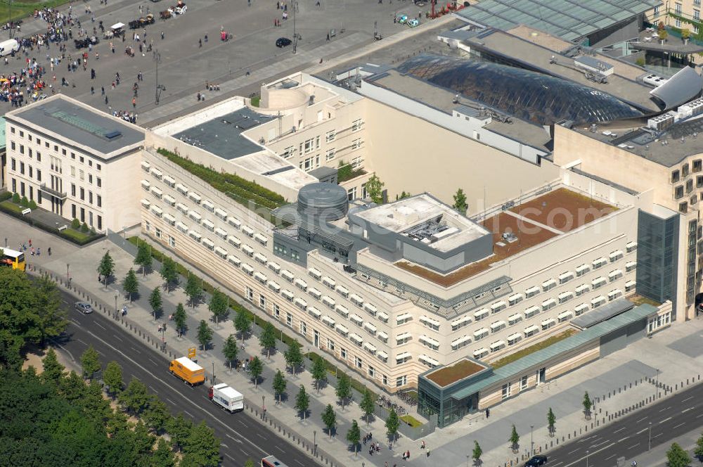 Berlin from above - Blick auf die neue Botschaft der USA am Pariser Platz in unmittelbarer Nachbarschaft zum Brandenburger Tor