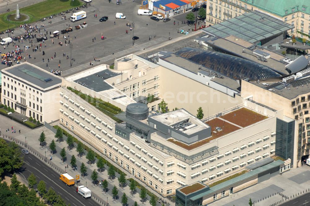 Berlin from the bird's eye view: Blick auf die neue Botschaft der USA am Pariser Platz in unmittelbarer Nachbarschaft zum Brandenburger Tor