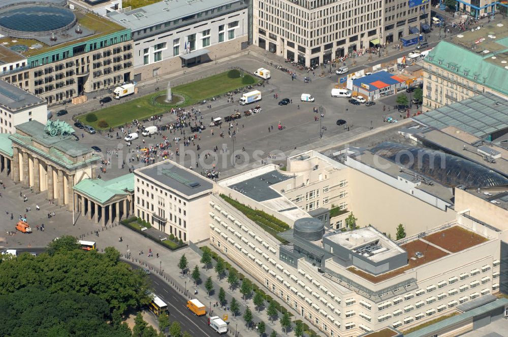 Aerial image Berlin - Blick auf die neue Botschaft der USA am Pariser Platz in unmittelbarer Nachbarschaft zum Brandenburger Tor