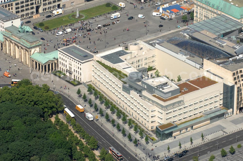 Aerial photograph Berlin - Blick auf die neue Botschaft der USA am Pariser Platz in unmittelbarer Nachbarschaft zum Brandenburger Tor