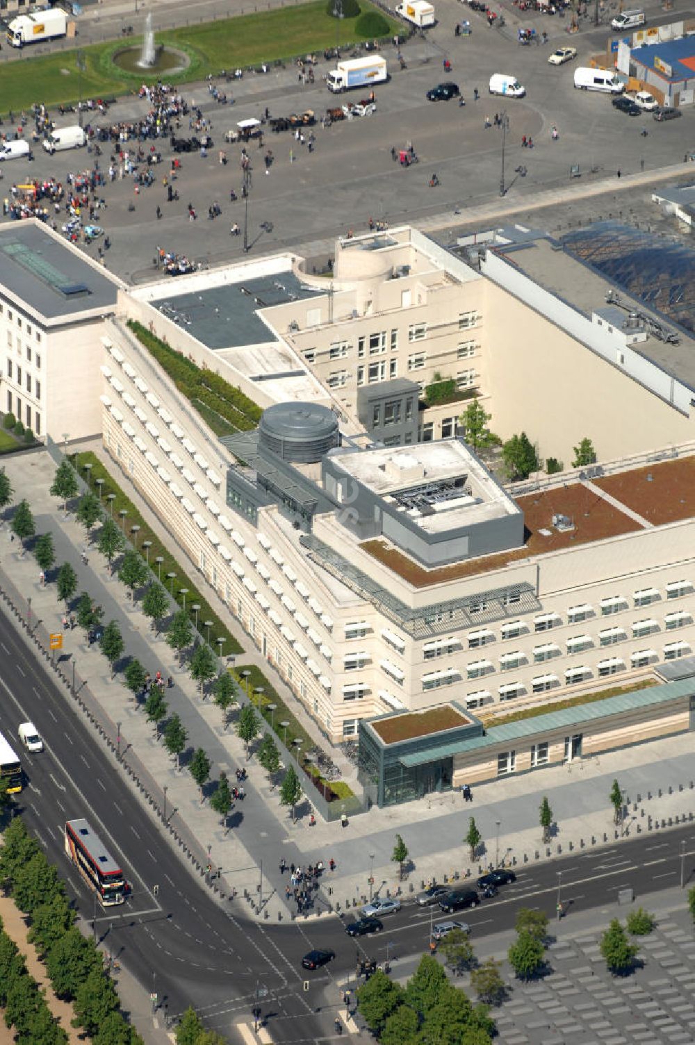 Berlin from the bird's eye view: Blick auf die neue Botschaft der USA am Pariser Platz in unmittelbarer Nachbarschaft zum Brandenburger Tor