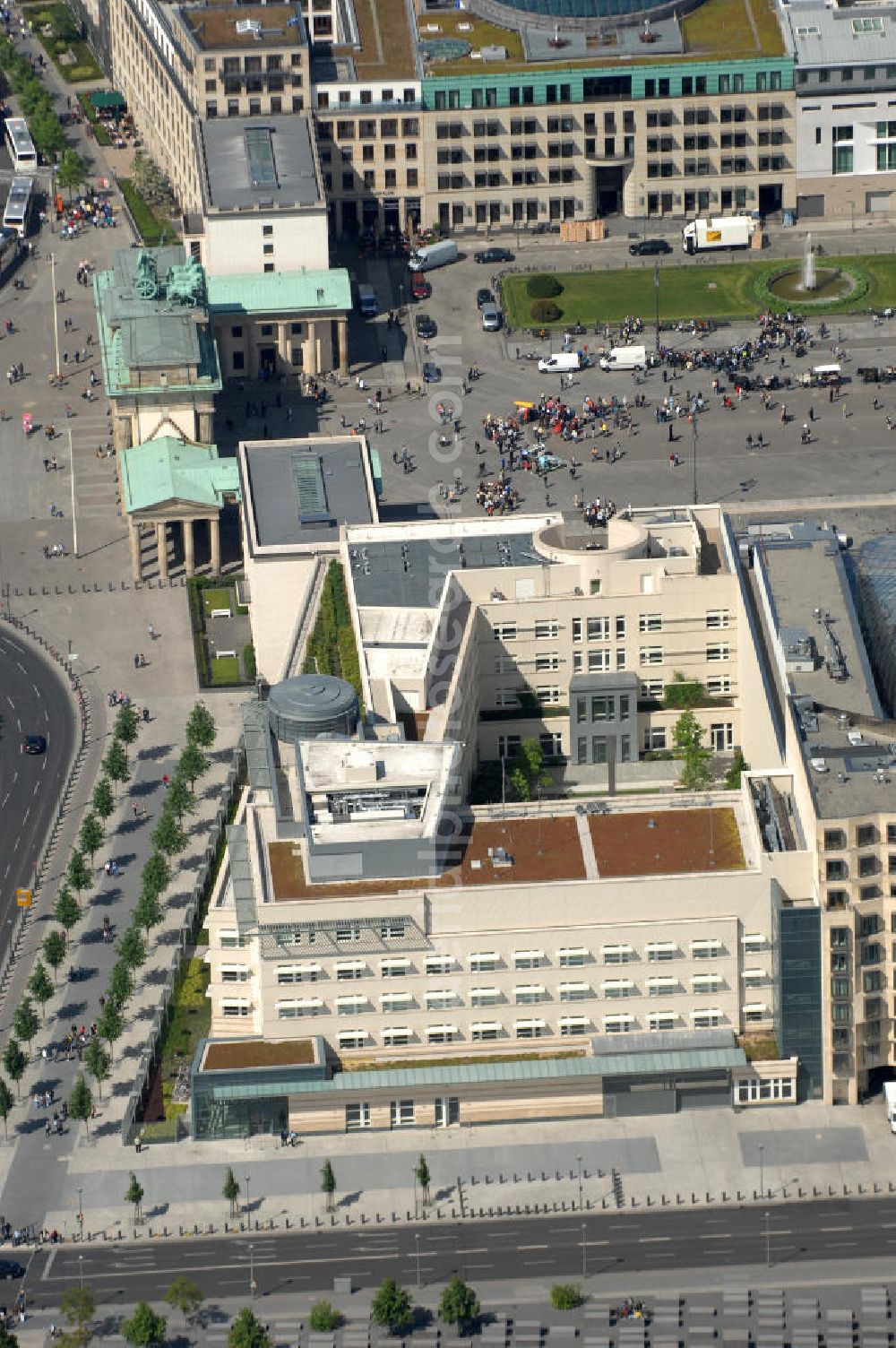 Aerial image Berlin - Blick auf die neue Botschaft der USA am Pariser Platz in unmittelbarer Nachbarschaft zum Brandenburger Tor