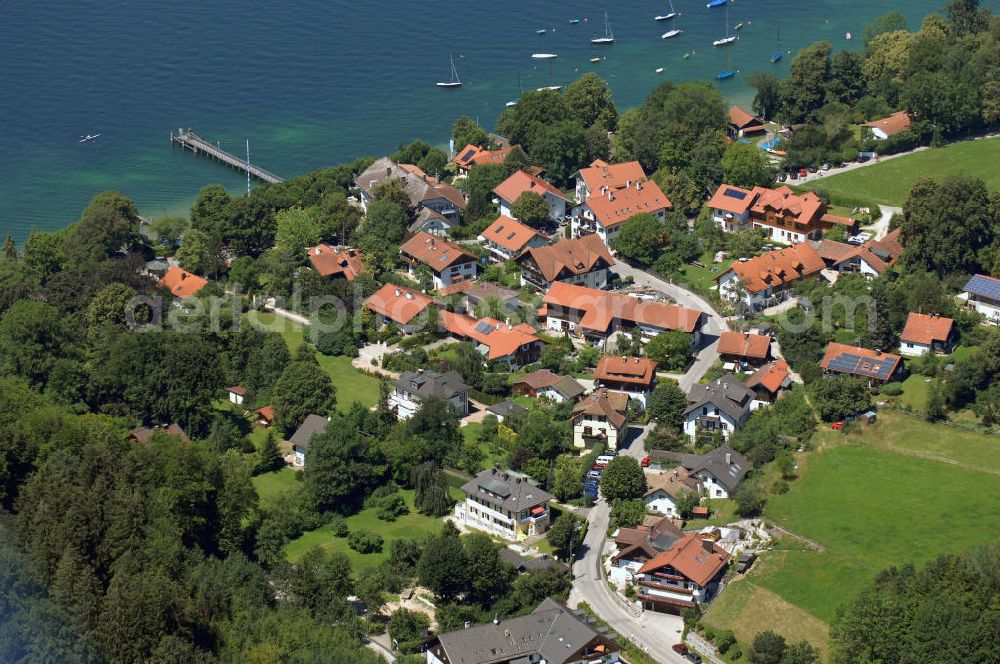 Aerial image Ammerland - Teilansicht von Ammerland, im Hintergrund sichtbar der Starnberger See. Ammerland ist ein zur Gemeinde Münsing gehörendes Kirchdorf im Landkreis Bad Tölz-Wolfratshausen, Bayern.