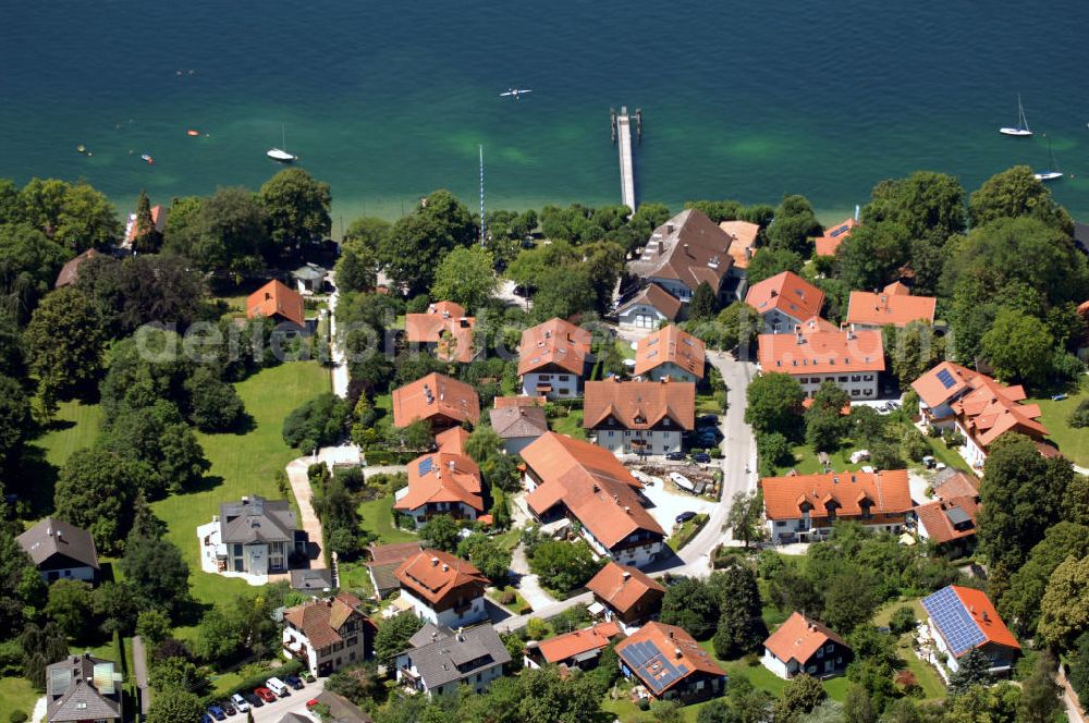 Aerial photograph Ammerland - Teilansicht von Ammerland, im Hintergrund sichtbar der Starnberger See. Ammerland ist ein zur Gemeinde Münsing gehörendes Kirchdorf im Landkreis Bad Tölz-Wolfratshausen, Bayern.