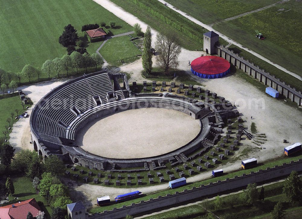 Xanten from the bird's eye view: Das Amphitheater im Archäologischen Park Xanten mit originalen und rekonstruierten römischen Bauten der Colonia Ulpia Traiana. Die Colonia Ulpia Traiana war die drittgrößte römische Stadt nördlich der Alpen. The amphitheater at the Archeological Park Xanten with original and reconstructed buildings of the Roman Colonia Traiana Ulpia.