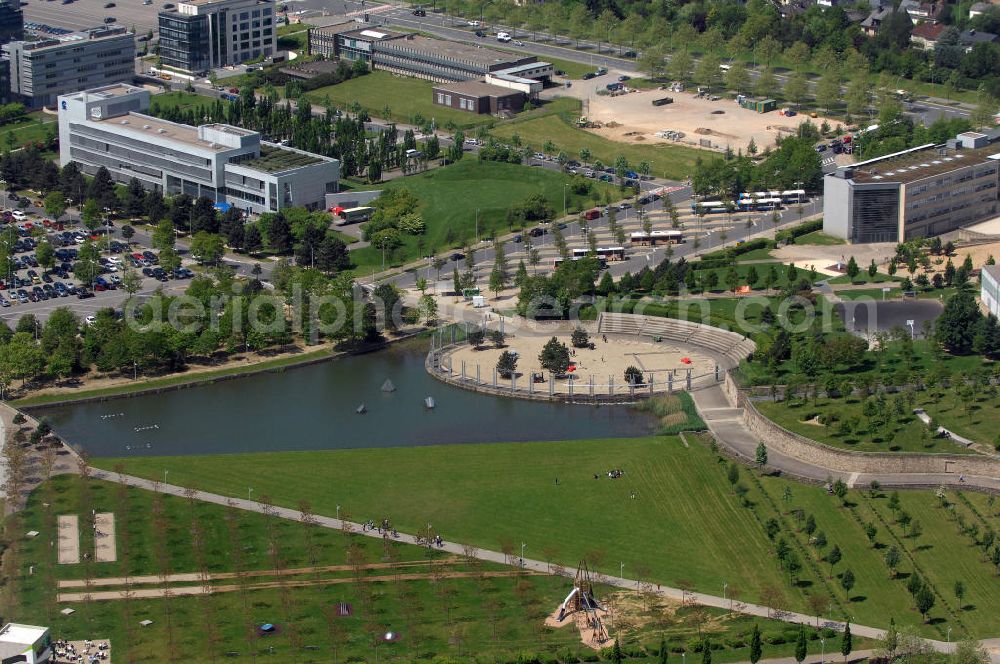 Aerial photograph Luxemburg - Blick auf das Amphitheater vom Centre National Sportif et Culturel dCoque an der Rue Leon Hengen / Avenue John Fitzgerald Kennedy. Das dCoque ist das größte Sportzentrum des Großherzogtums Luxemburg. Es liegt auf dem Kirchberg-Plateau. Die Coque trägt ihren Namen aufgrund der Form ihrer Hallenkonstruktion, die an eine Jakobsmuschel erinnert. Das Zentrum wurde Ende der 1990er Jahre als Erweiterung der Piscine Olympique Luxembourg erbaut. Neben seiner Funktion als Sportzentrum wird es für Großveranstaltungen, Konzerte und als Konferenzzentrum verwendet. Die Arena umfasst 8000 Plätze und 4300 Quadratmeter. Der Architekt ist Roger Taillibert. Kontakt: Tel. +352 436060222,