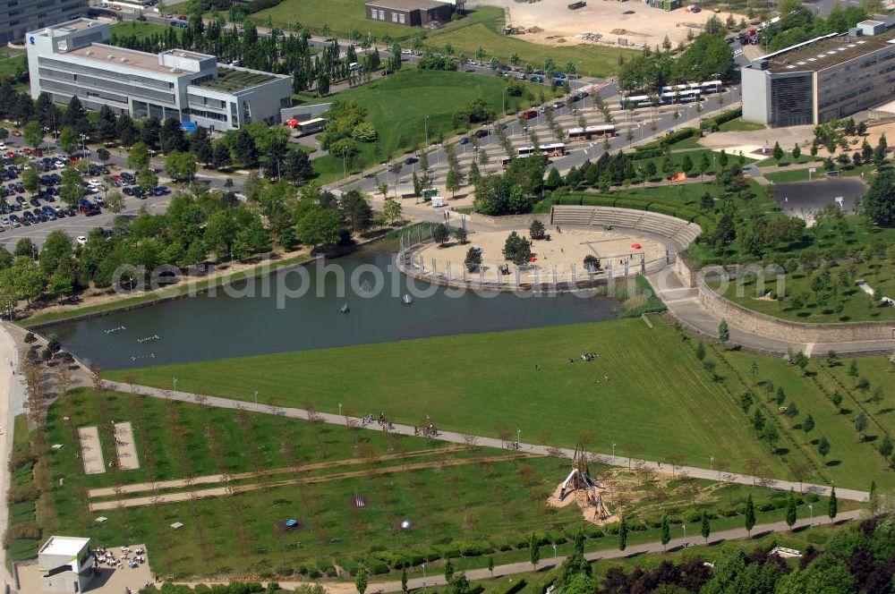 Luxemburg from above - Blick auf das Amphitheater vom Centre National Sportif et Culturel dCoque an der Rue Leon Hengen / Avenue John Fitzgerald Kennedy. Das dCoque ist das größte Sportzentrum des Großherzogtums Luxemburg. Es liegt auf dem Kirchberg-Plateau. Die Coque trägt ihren Namen aufgrund der Form ihrer Hallenkonstruktion, die an eine Jakobsmuschel erinnert. Das Zentrum wurde Ende der 1990er Jahre als Erweiterung der Piscine Olympique Luxembourg erbaut. Neben seiner Funktion als Sportzentrum wird es für Großveranstaltungen, Konzerte und als Konferenzzentrum verwendet. Die Arena umfasst 8000 Plätze und 4300 Quadratmeter. Der Architekt ist Roger Taillibert. Kontakt: Tel. +352 436060222,