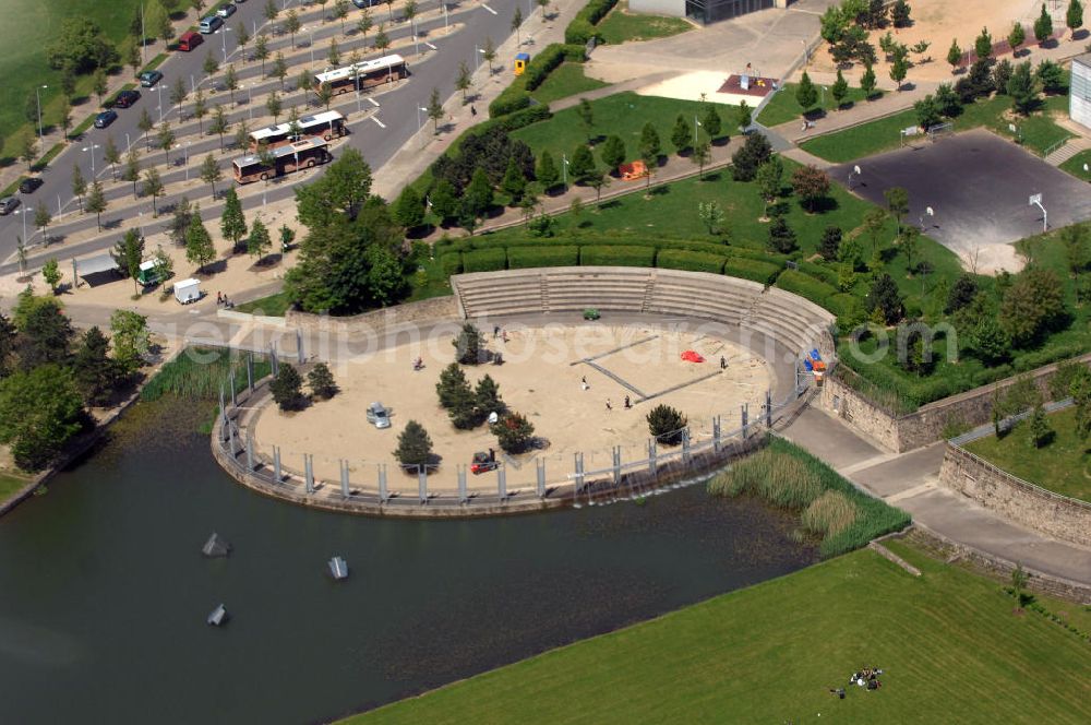 Luxemburg from the bird's eye view: Blick auf das Amphitheater vom Centre National Sportif et Culturel dCoque an der Rue Leon Hengen / Avenue John Fitzgerald Kennedy. Das dCoque ist das größte Sportzentrum des Großherzogtums Luxemburg. Es liegt auf dem Kirchberg-Plateau. Die Coque trägt ihren Namen aufgrund der Form ihrer Hallenkonstruktion, die an eine Jakobsmuschel erinnert. Das Zentrum wurde Ende der 1990er Jahre als Erweiterung der Piscine Olympique Luxembourg erbaut. Neben seiner Funktion als Sportzentrum wird es für Großveranstaltungen, Konzerte und als Konferenzzentrum verwendet. Die Arena umfasst 8000 Plätze und 4300 Quadratmeter. Der Architekt ist Roger Taillibert. Kontakt: Tel. +352 436060222,