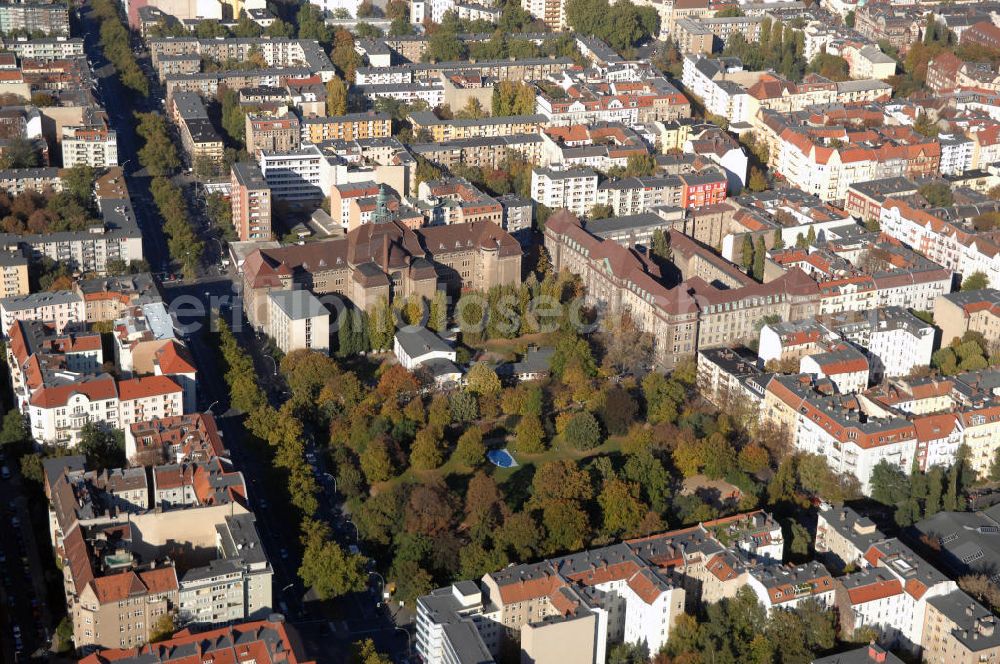 Aerial photograph Berlin - Blick auf das Amtsgericht Schöneberg am Wartburg-Stiftung Eisenachplatz. Der Wartburg-Stiftung Eisenachplatz, eine von Bäumen gesäumte Wiese mit Spielplatz, entstand 1902. Kontakt: Amtsgericht Schöneberg, Grunewaldstr. 66-67, 10832 Berlin, Tel. 030 90159-0, Fax 030 90159-429,