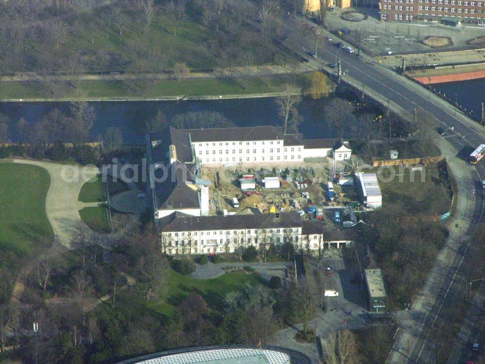 Aerial photograph Berlin - Construction site of the Federal President in the park of Schloss Bellevue on Spreeweg in the Tiergarten in Berlin