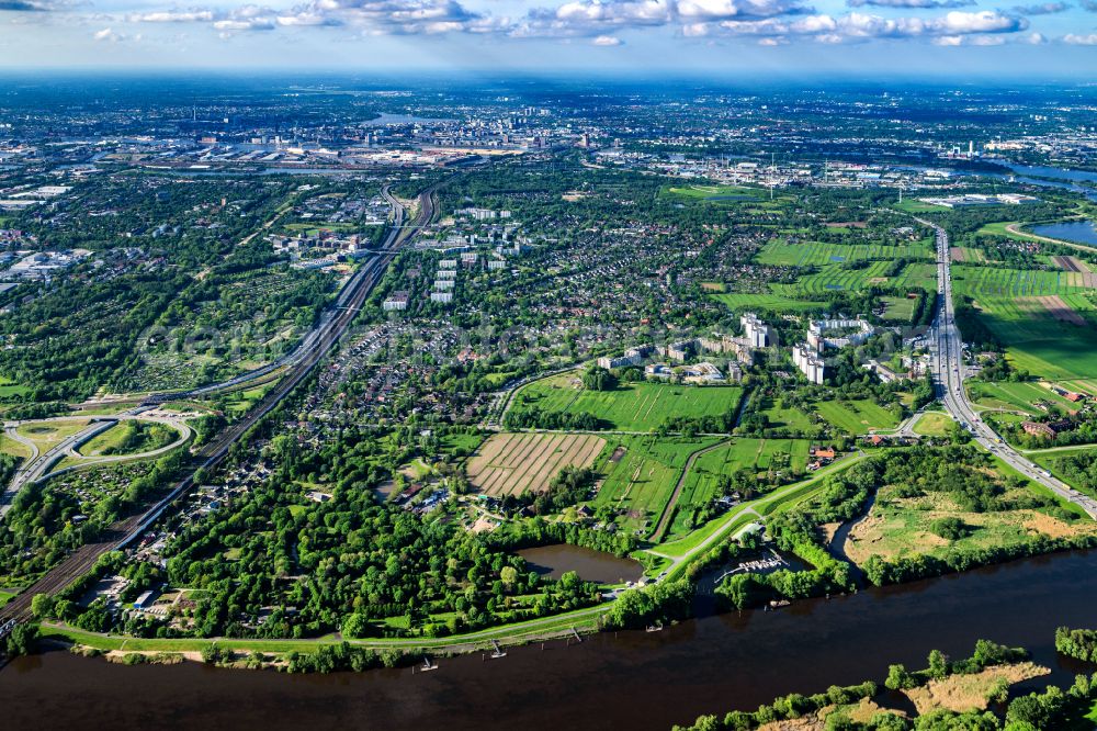 Hamburg from the bird's eye view: On the Suederelbe between B75 and A1, exit Stilhorn Fiedhof area Finkenriek in Hamburg, Germany