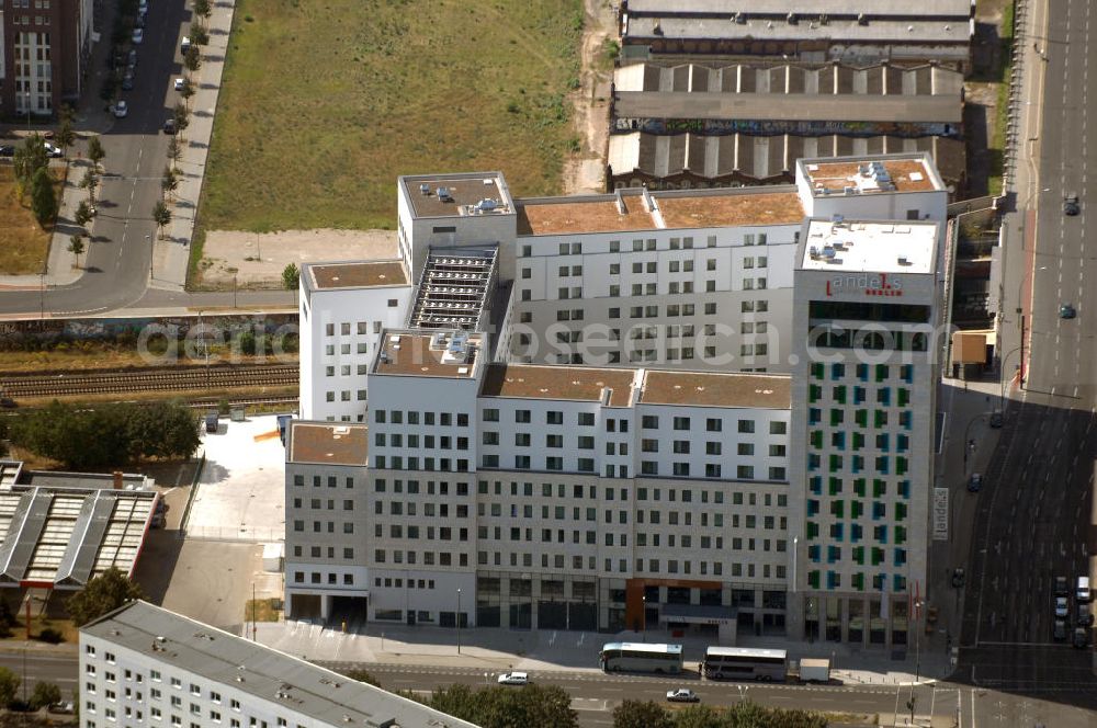 Berlin from above - Blick auf das 4-Sterne-Superior Design Hotel in der deutschen Hauptstadt an der Landsberger Allee 106 in 10369 Berlin. Das vom britischen Architekten-Duo Jestico + Whiles entwickelte Interieur des Hauses richtet sich an Design- und Architekturliebhaber und wurde aus einer vormaligen Bauruine Landsberger Arkaden (vom verstorbenen italienischen Stararchitekten Aldo Rossi entworfen) heraus entwickelt.