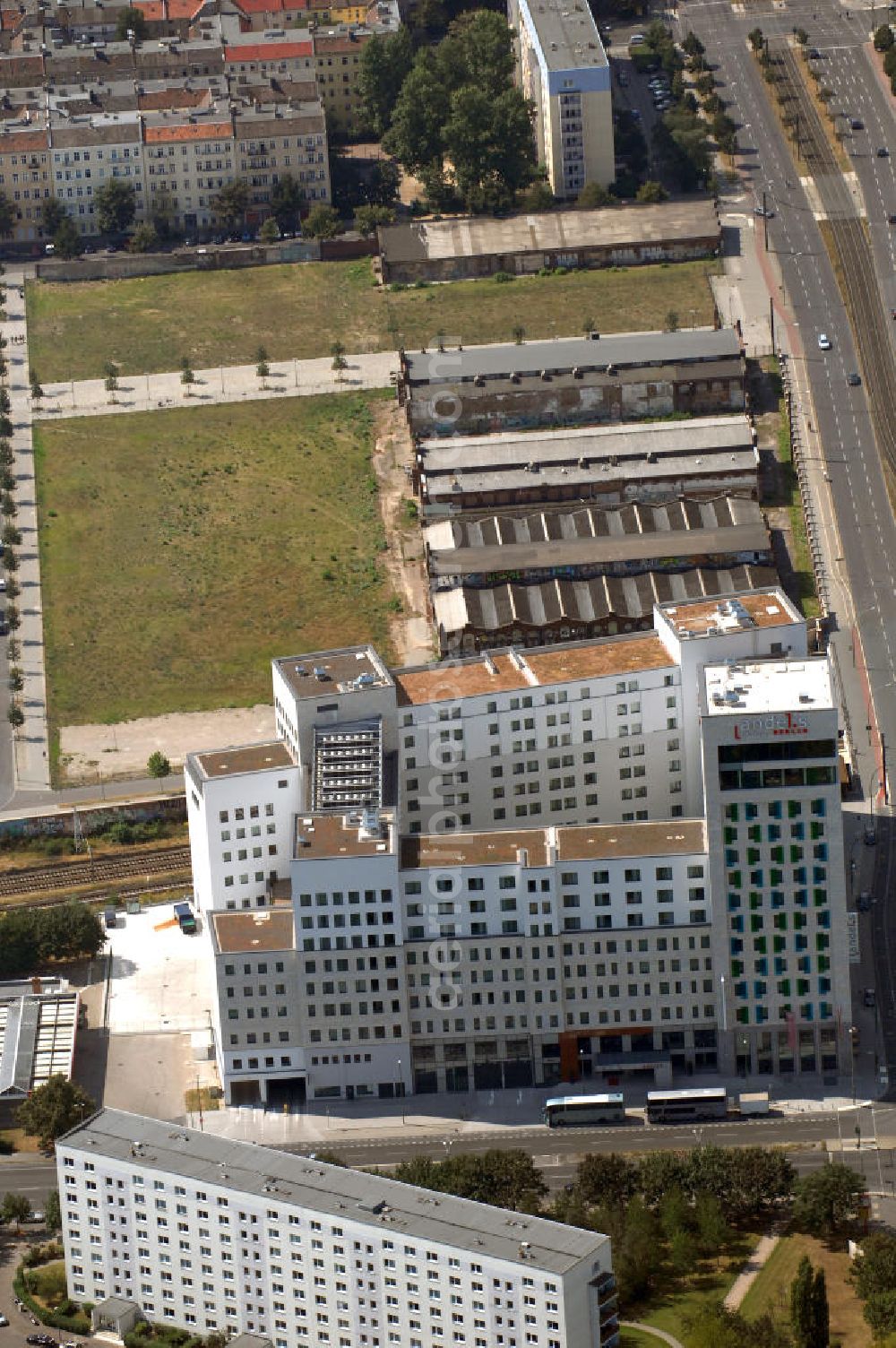 Berlin from above - Blick auf das 4-Sterne-Superior Design Hotel in der deutschen Hauptstadt an der Landsberger Allee 106 in 10369 Berlin. Das vom britischen Architekten-Duo Jestico + Whiles entwickelte Interieur des Hauses richtet sich an Design- und Architekturliebhaber und wurde aus einer vormaligen Bauruine Landsberger Arkaden (vom verstorbenen italienischen Stararchitekten Aldo Rossi entworfen) heraus entwickelt.