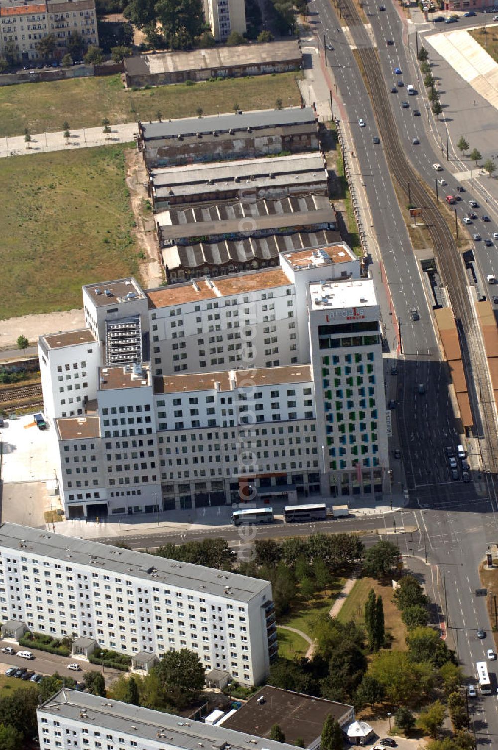 Berlin from the bird's eye view: Blick auf das 4-Sterne-Superior Design Hotel in der deutschen Hauptstadt an der Landsberger Allee 106 in 10369 Berlin. Das vom britischen Architekten-Duo Jestico + Whiles entwickelte Interieur des Hauses richtet sich an Design- und Architekturliebhaber und wurde aus einer vormaligen Bauruine Landsberger Arkaden (vom verstorbenen italienischen Stararchitekten Aldo Rossi entworfen) heraus entwickelt.