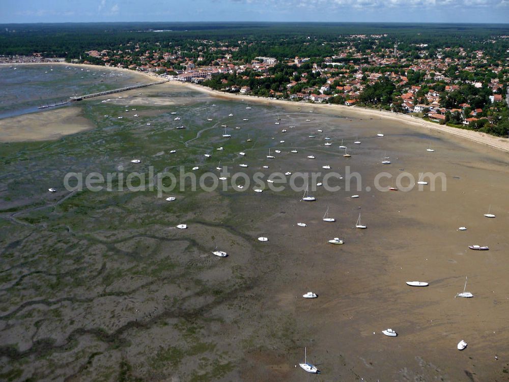 Andernos-les-Bains from above - Blick auf den Strand der Stadt Andernos-les-Bains am Becken von Arcachon bei Ebbe. Die Stadt liegt nordöstlich von Archachon. View to the beach of the town Andernos-les-Bains on the Bay of Arcachon at low tide. The city is located northeast of Archachon.