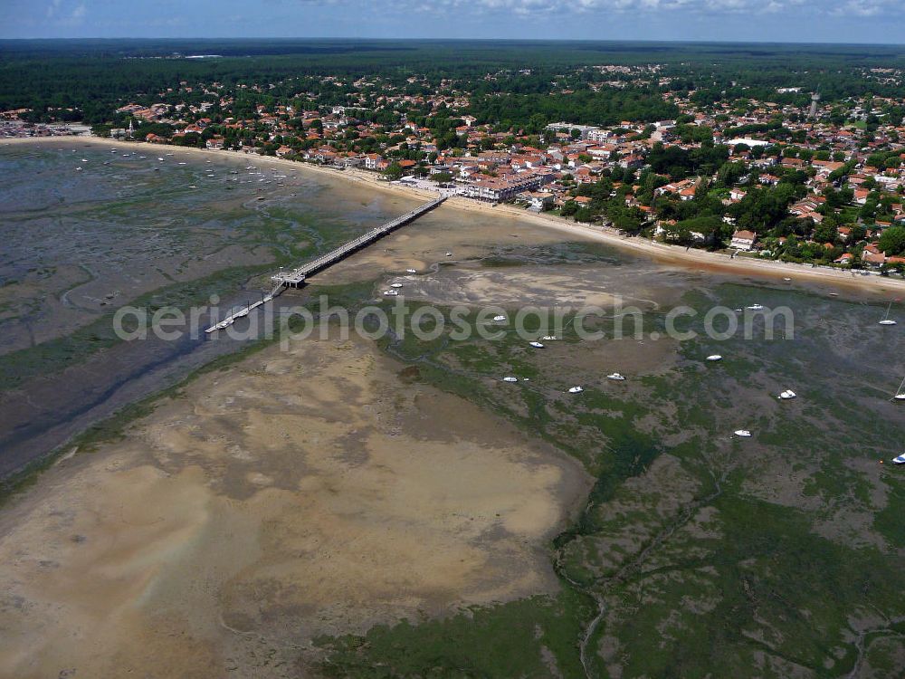 Andernos-les-Bains from the bird's eye view: Blick auf den Strand der Stadt Andernos-les-Bains am Becken von Arcachon bei Ebbe. Die Stadt liegt nordöstlich von Archachon. View to the beach of the town Andernos-les-Bains on the Bay of Arcachon at low tide. The city is located northeast of Archachon.