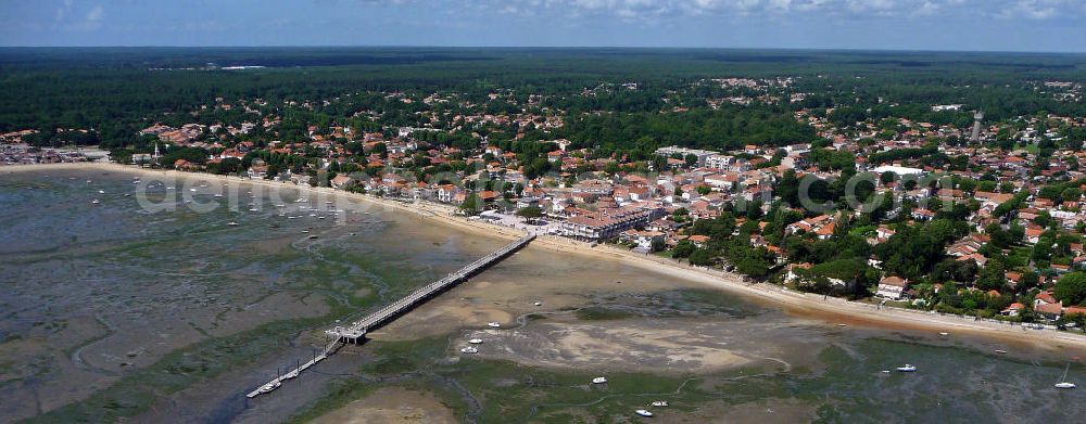 Aerial image Andernos-les-Bains - Blick auf den Strand der Stadt Andernos-les-Bains am Becken von Arcachon bei Ebbe. Die Stadt liegt nordöstlich von Archachon. View to the beach of the town Andernos-les-Bains on the Bay of Arcachon at low tide. The city is located northeast of Archachon.