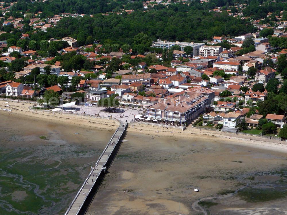 Aerial photograph Andernos-les-Bains - Blick auf den Strand der Stadt Andernos-les-Bains am Becken von Arcachon bei Ebbe. Die Stadt liegt nordöstlich von Archachon. View to the beach of the town Andernos-les-Bains on the Bay of Arcachon at low tide. The city is located northeast of Archachon.