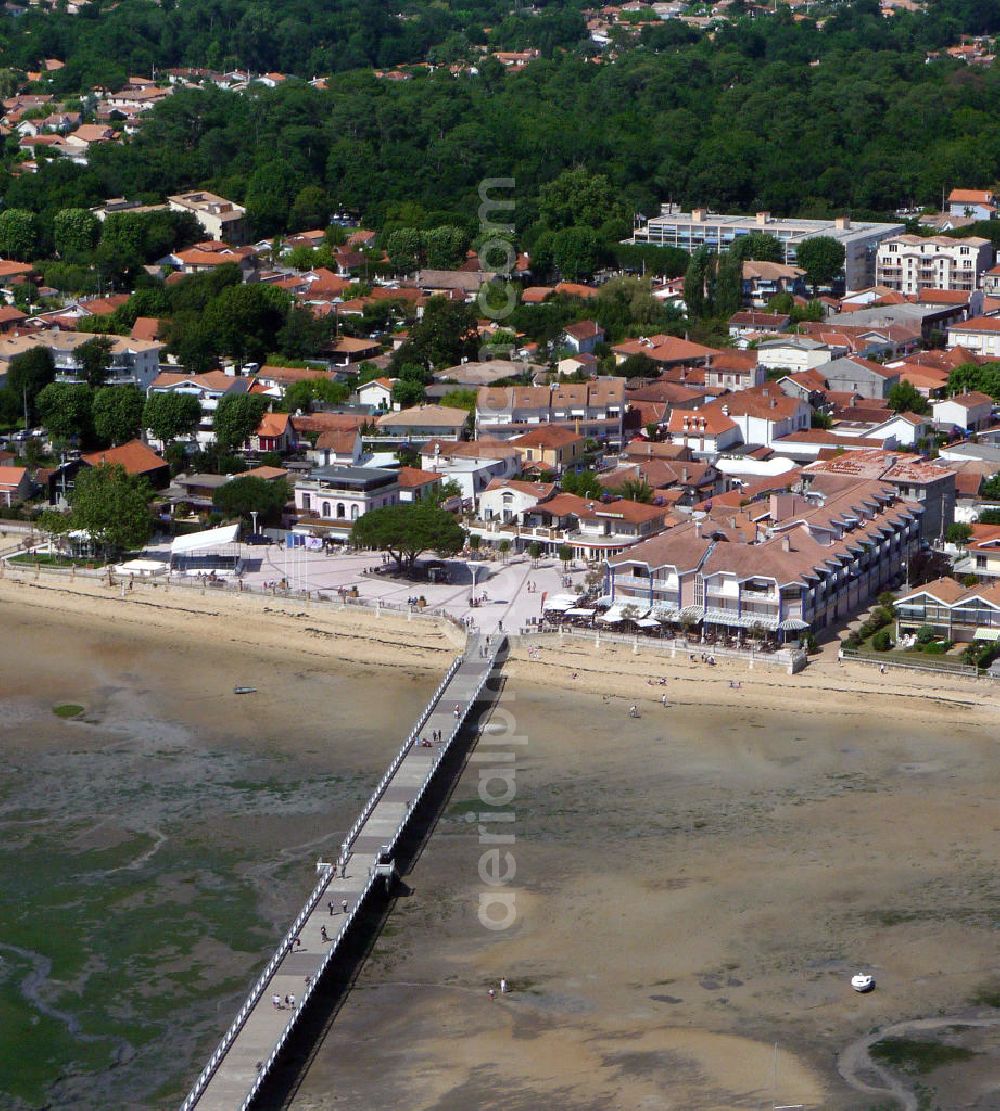 Andernos-les-Bains from above - Blick auf den Strand der Stadt Andernos-les-Bains am Becken von Arcachon bei Ebbe. Die Stadt liegt nordöstlich von Archachon. View to the beach of the town Andernos-les-Bains on the Bay of Arcachon at low tide. The city is located northeast of Archachon.